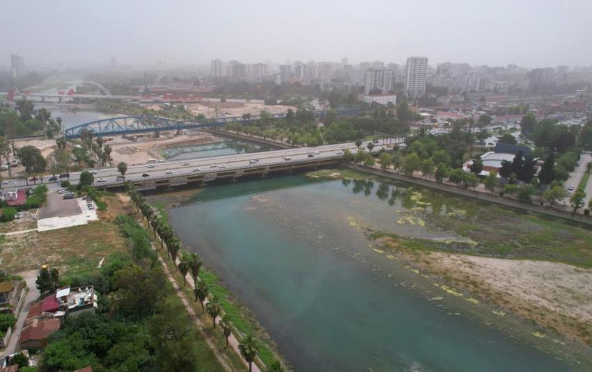 Adana'da kenti kaplayan toz bulutu dron ile görüntülendi