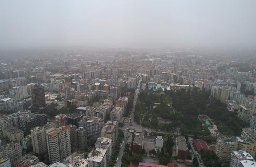 Adana'da kenti kaplayan toz bulutu dron ile görüntülendi