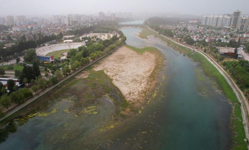 Adana'da kenti kaplayan toz bulutu dron ile görüntülendi