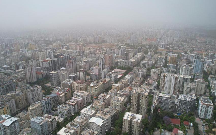 Adana'da kenti kaplayan toz bulutu dron ile görüntülendi