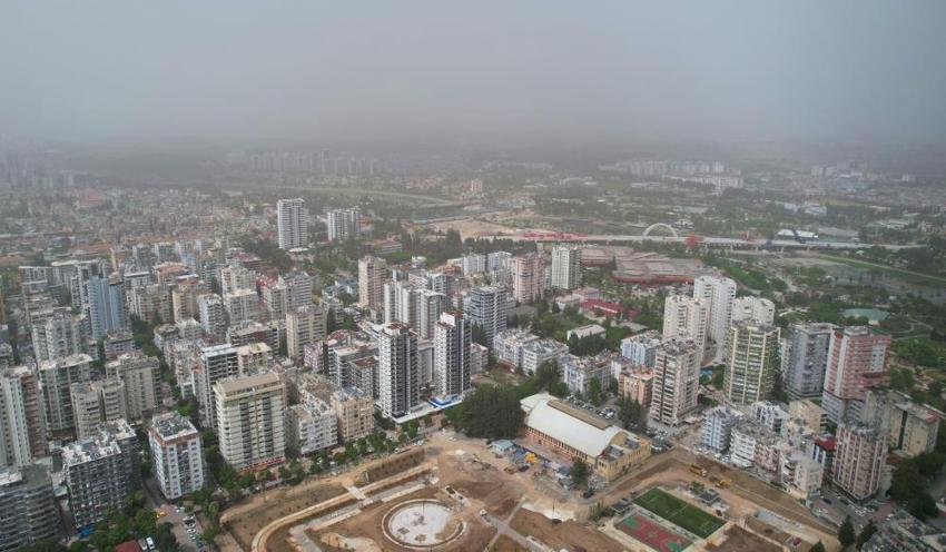 Adana'da kenti kaplayan toz bulutu dron ile görüntülendi