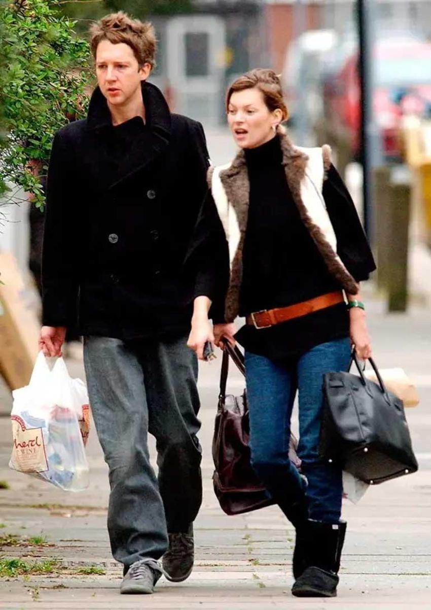 Kate Moss Türkiye'de! Kendinden 23 yaş küçük şarkıcıyla el ele görüntülendi