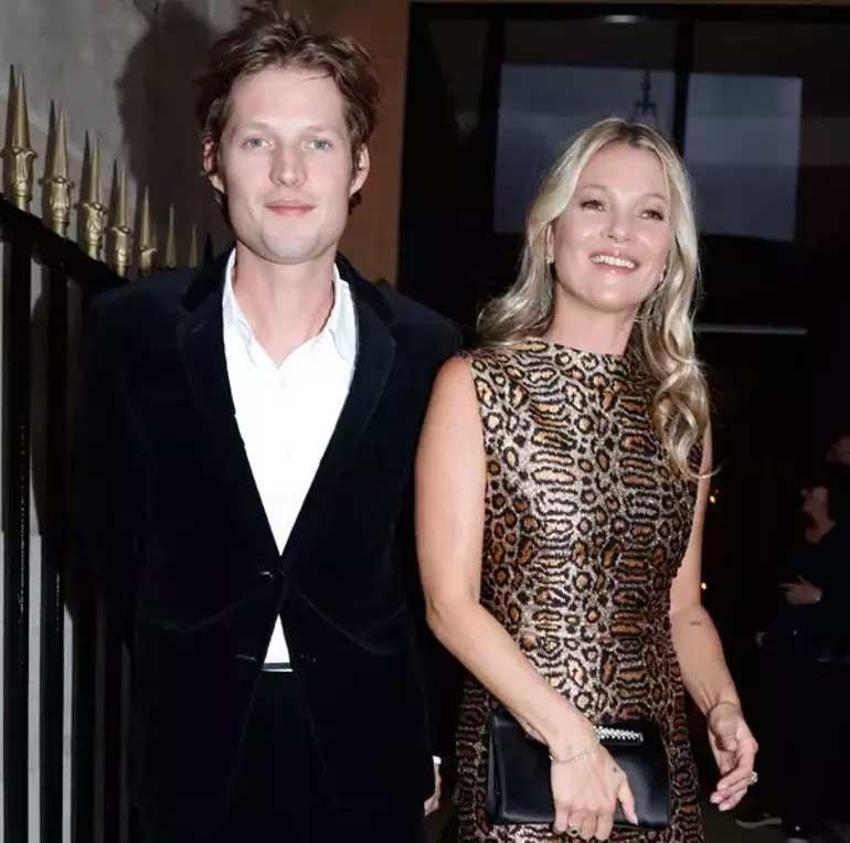 Kate Moss Türkiye'de! Kendinden 23 yaş küçük şarkıcıyla el ele görüntülendi