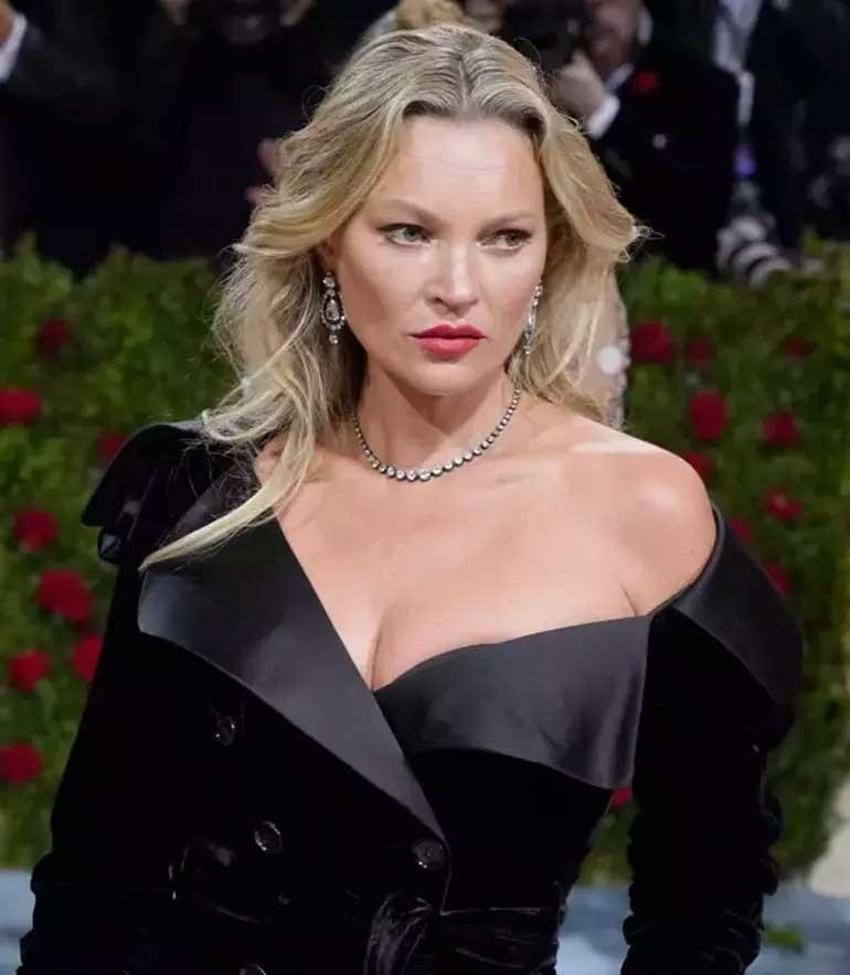 Kate Moss Türkiye'de! Kendinden 23 yaş küçük şarkıcıyla el ele görüntülendi