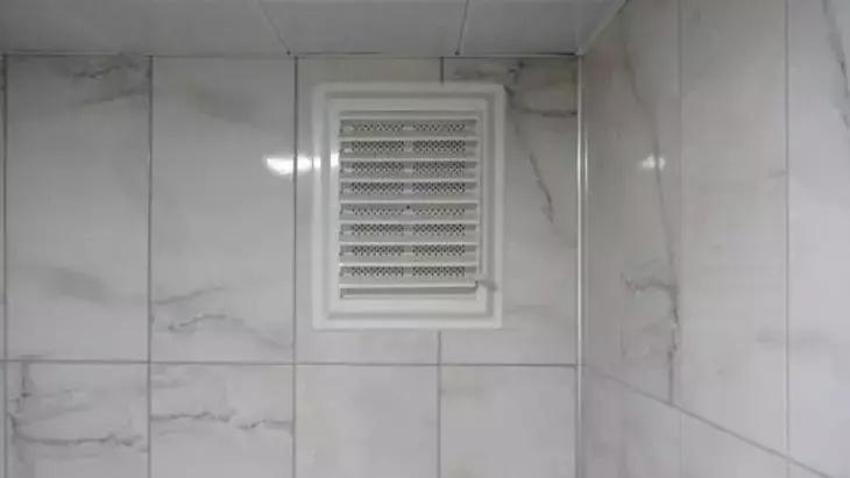 Tek bir karışım banyodaki kötü kokuyu alıyor; Fayanslara, lavaboya bir bardak dökün