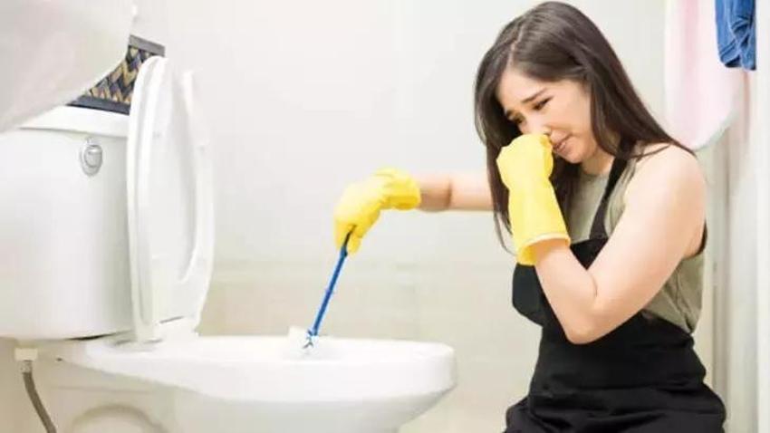 Tek bir karışım banyodaki kötü kokuyu alıyor; Fayanslara, lavaboya bir bardak dökün