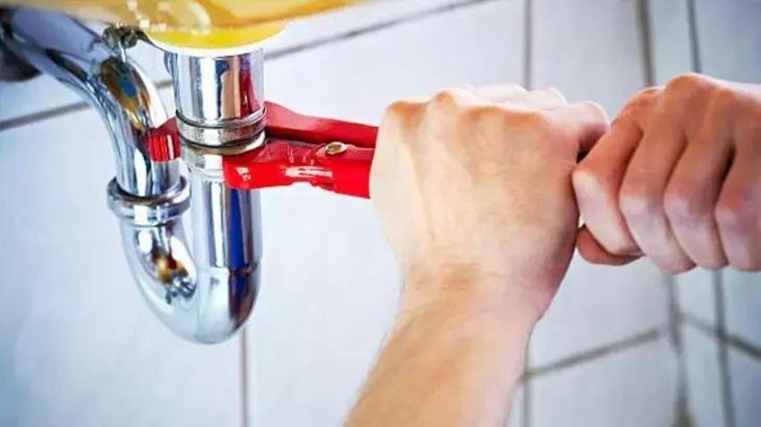 Tek bir karışım banyodaki kötü kokuyu alıyor; Fayanslara, lavaboya bir bardak dökün