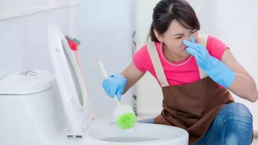 Tek bir karışım banyodaki kötü kokuyu alıyor; Fayanslara, lavaboya bir bardak dökün