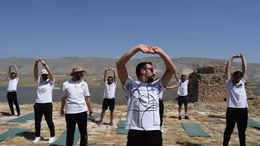 Tarihi Hasankeyf Kalesi'nde erkekler pilates yaptı!
