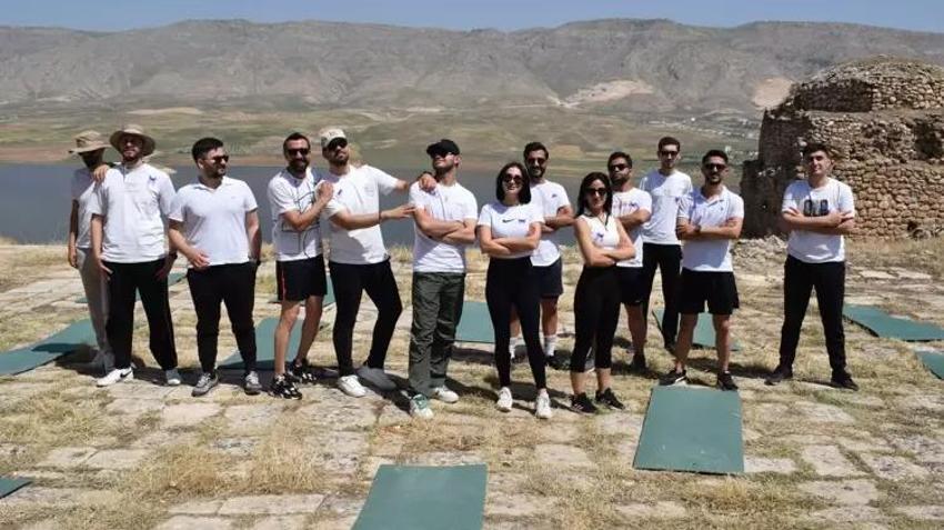 Tarihi Hasankeyf Kalesi'nde erkekler pilates yaptı!