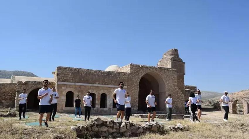 Tarihi Hasankeyf Kalesi'nde erkekler pilates yaptı!
