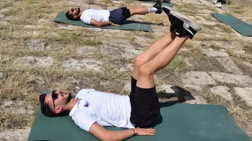 Tarihi Hasankeyf Kalesi'nde erkekler pilates yaptı!