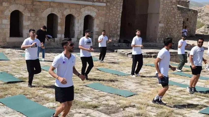 Tarihi Hasankeyf Kalesi'nde erkekler pilates yaptı!