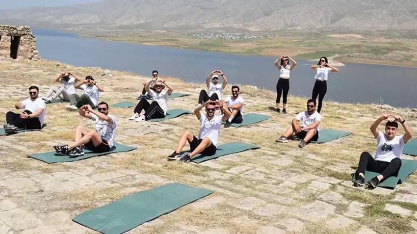 Tarihi Hasankeyf Kalesi'nde erkekler pilates yaptı!