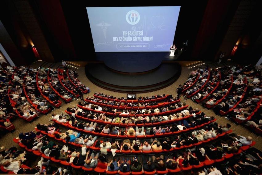 Gaziantep Üniversitesi Tıp Fakültesi öğrencilerinin önlük giyme heyecanı