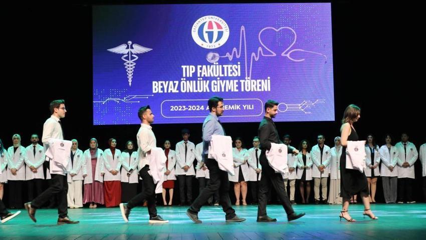 Gaziantep Üniversitesi Tıp Fakültesi öğrencilerinin önlük giyme heyecanı