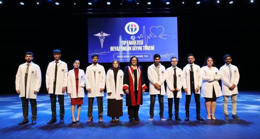Gaziantep Üniversitesi Tıp Fakültesi öğrencilerinin önlük giyme heyecanı