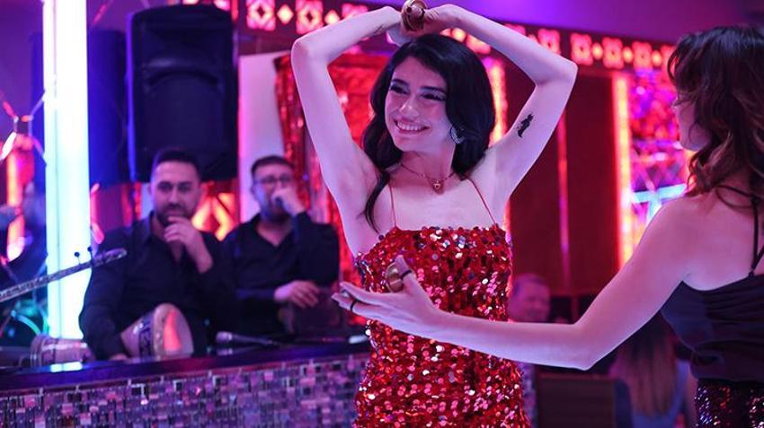 Hazar Ergüçlü'den Dilber açıklaması: Her felaket sonrasında şaka yapabiliyor