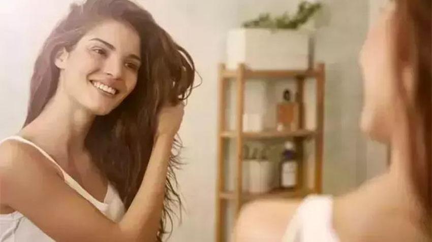 Saçlarınızı yanlış yıkıyor olabilirsiniz? Uzmanı saç tipine göre haftalık çizelge verdi