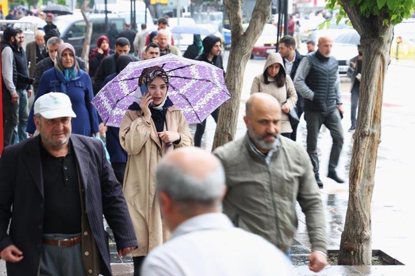 Soğuk havalar gök gürültülü sağanak yağışları getiriyor! İstanbul dahil birçok il için kritik alarm