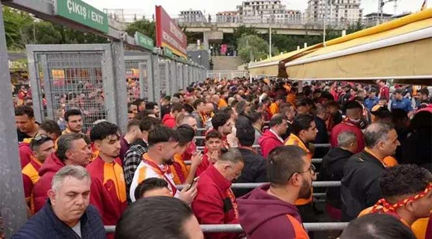 Galatasaray-Fenerbahçe derbisi öncesi Rams Park'ta şölen! Florya'da sarı-lacivertli taraftara pet şişe atıldı