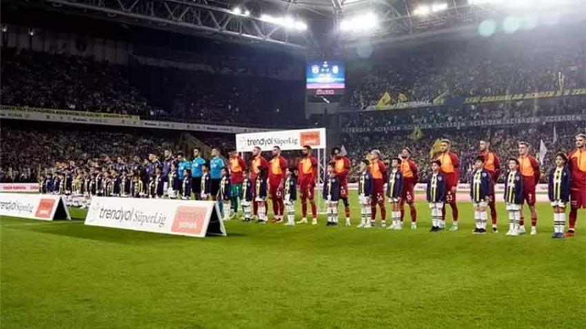 Galatasaray-Fenerbahçe derbisi öncesi Rams Park'ta şölen! Florya'da sarı-lacivertli taraftara pet şişe atıldı