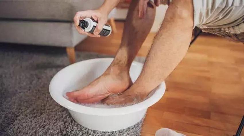 Ayak tabanında topuklarda çatlaklara karışım var! Limona eklenince kat kat hızlı yumuşuyor