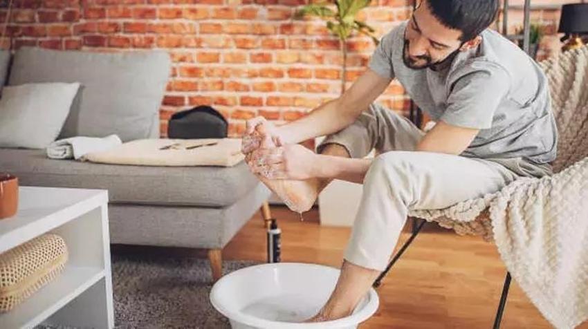 Ayak tabanında topuklarda çatlaklara karışım var! Limona eklenince kat kat hızlı yumuşuyor
