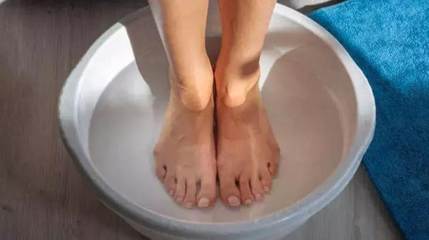 Ayak tabanında topuklarda çatlaklara karışım var! Limona eklenince kat kat hızlı yumuşuyor