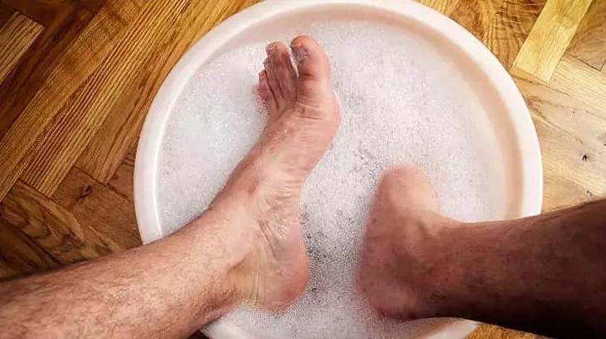 Ayak tabanında topuklarda çatlaklara karışım var! Limona eklenince kat kat hızlı yumuşuyor