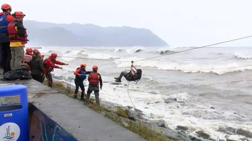 Gemi ağır hasar alıp karaya oturdu! Günlerdir kurtarılmayı bekliyor