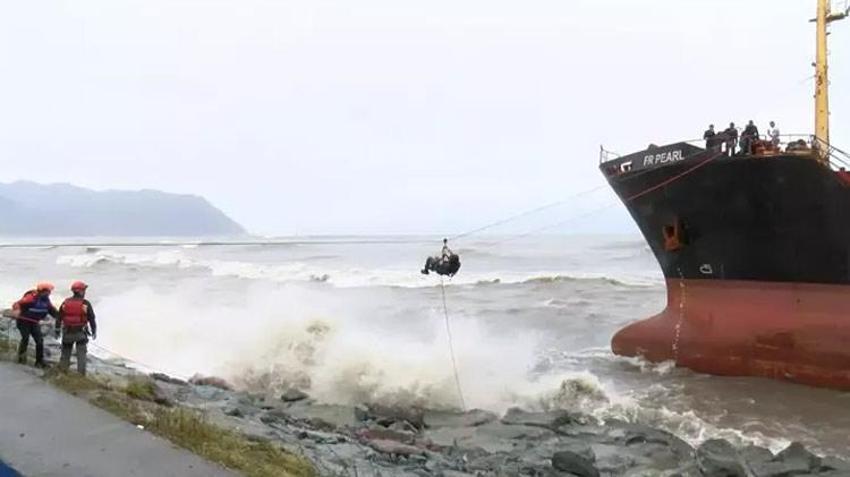 Gemi ağır hasar alıp karaya oturdu! Günlerdir kurtarılmayı bekliyor