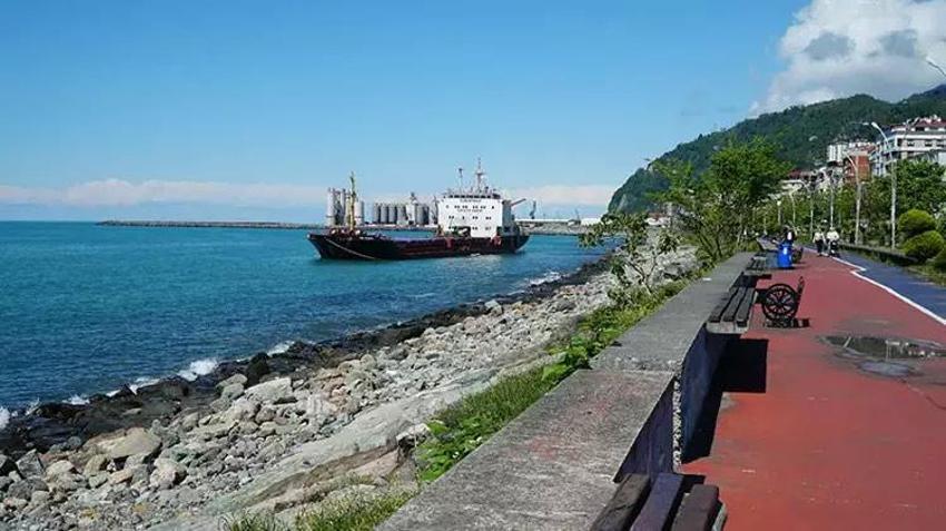 Gemi ağır hasar alıp karaya oturdu! Günlerdir kurtarılmayı bekliyor