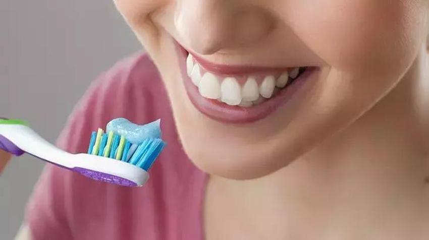 1 çorba kaşığı kadar ağızda çalkalayın! Ağız kokusu da nedeni de ortadan kalkıyor