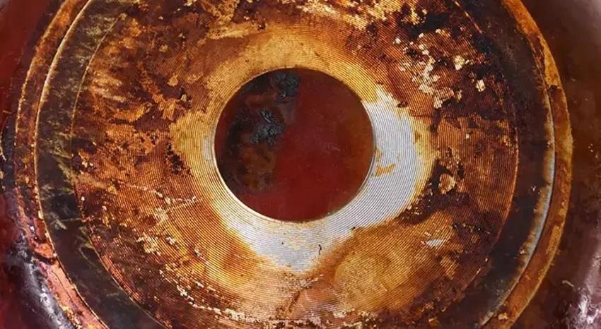 Dibi tutup yanmış tavayı ayna gibi yapan tüyo; Formülü keşfeden ev hanımları oldu