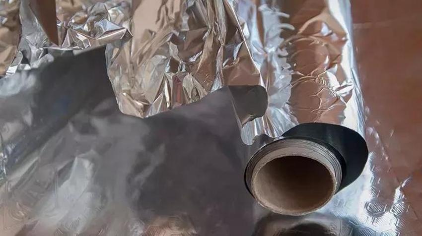 Alüminyum folyonun mat ve parlak tarafı arasında fark var! Hangi tarafın kullanılacağı bu detayda saklı: Buzdolabı görevi görüyor