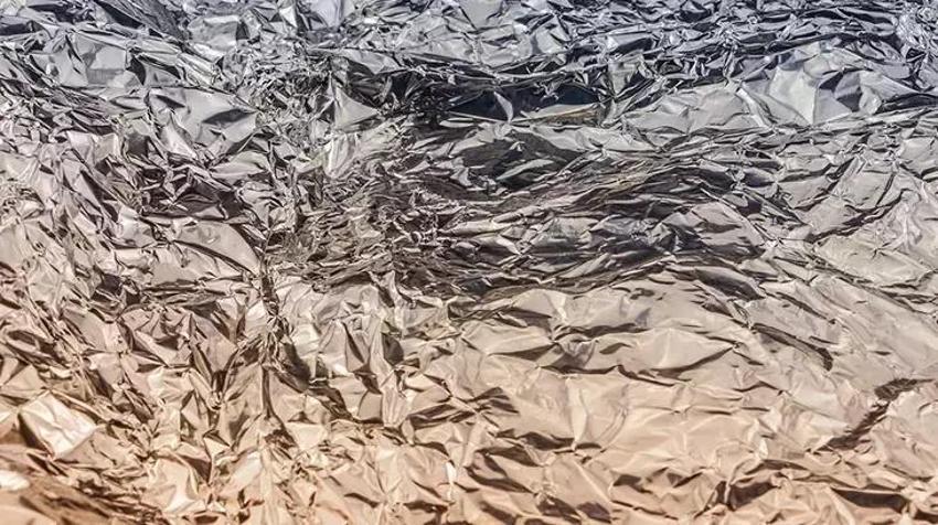 Alüminyum folyonun mat ve parlak tarafı arasında fark var! Hangi tarafın kullanılacağı bu detayda saklı: Buzdolabı görevi görüyor