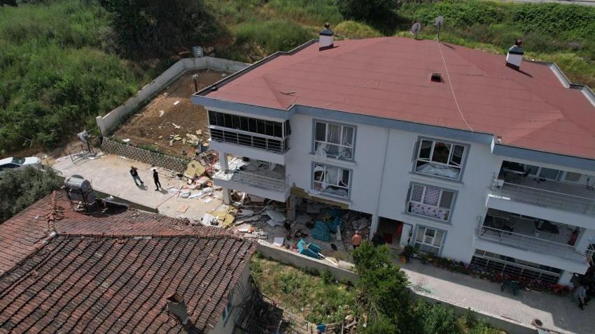 Ev sahibine kızan kiracı doğal gaz borularını kesip, evi patlattı