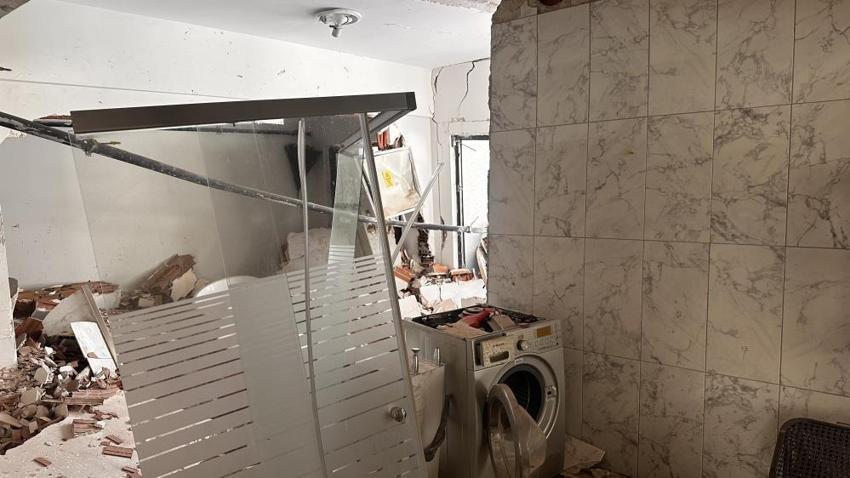 Ev sahibine kızan kiracı doğal gaz borularını kesip, evi patlattı