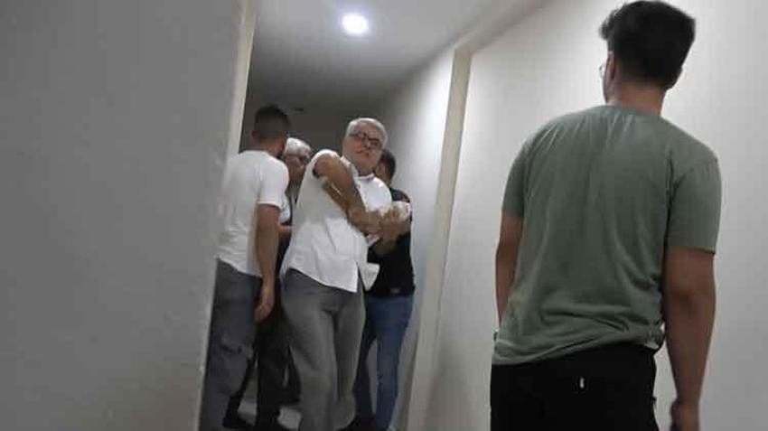 Adana'da müteahhit sattığı evin kapısına duvar ördü: Ev sahiplerine saldırdı