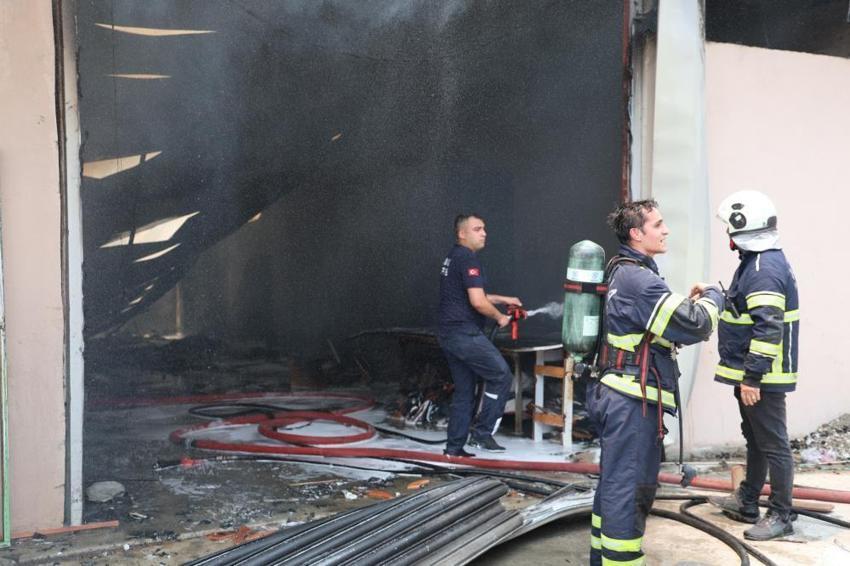 Adana'da korkutan yangın: Mobilyacıda başladı, müstakil eve sıçradı