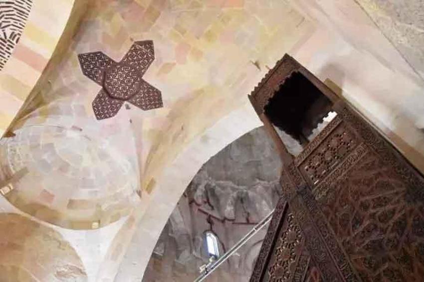 Tarihi camide 'haç işareti' tartışması: Uzman isim konuya açıklık getirdi!