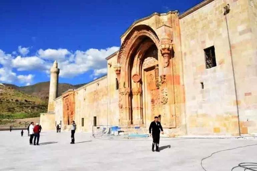 Tarihi camide 'haç işareti' tartışması: Uzman isim konuya açıklık getirdi!