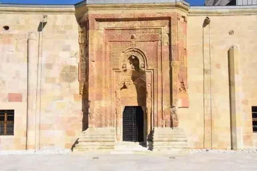 Tarihi camide 'haç işareti' tartışması: Uzman isim konuya açıklık getirdi!