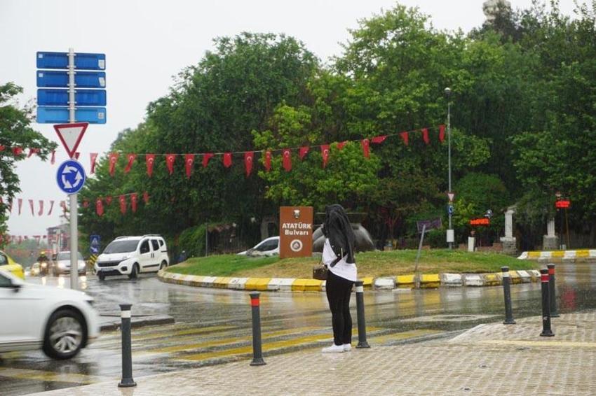 Meteoroloji son dakika uyarısında bulundu! Gök gürültülü sağanak yağışlar etkili olacak...