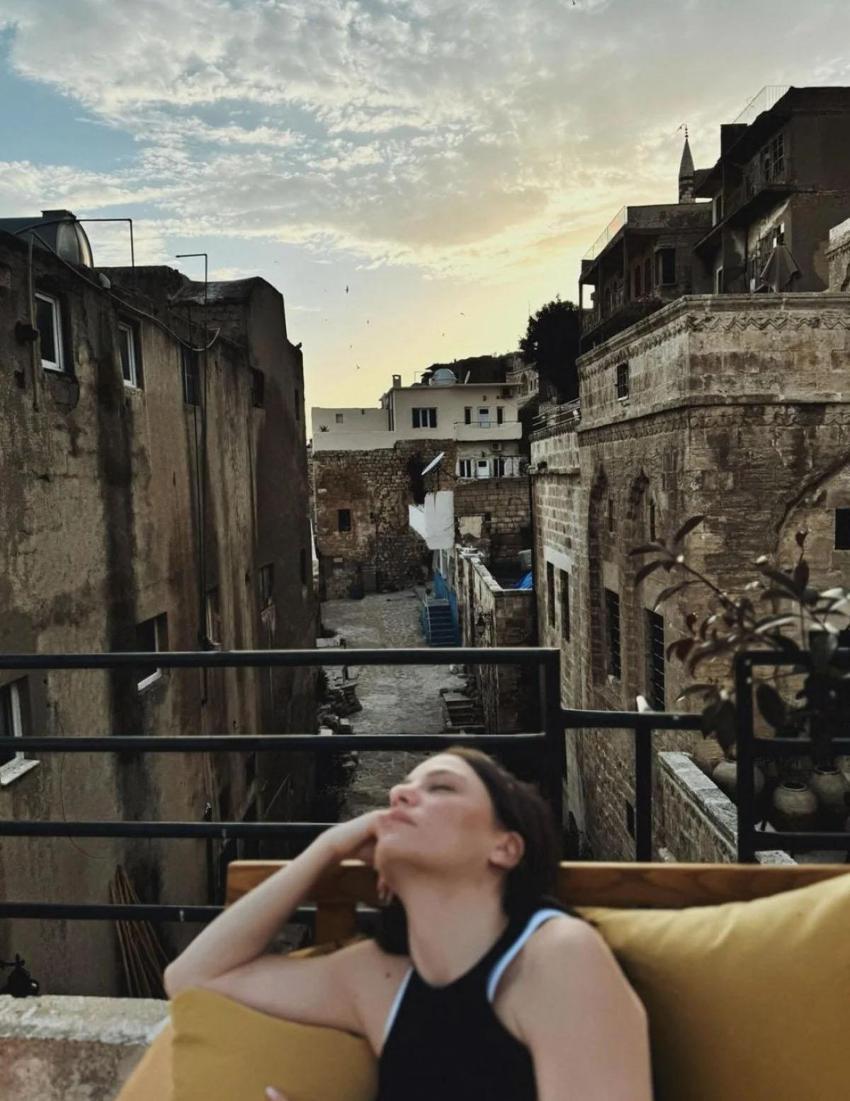 Serenay Sarıkaya Mardin’de! "Dünyayı güzellik kurtaracak diyorlar" notlu ayna pozu verdi