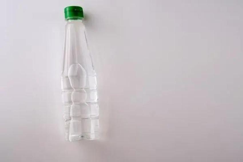 Tek seferde çamaşır suyu lekesini kıyafetten alan tüyo; En sevilen giysiler çöpe atılmıyor! Bir gün güneşte bekletin...