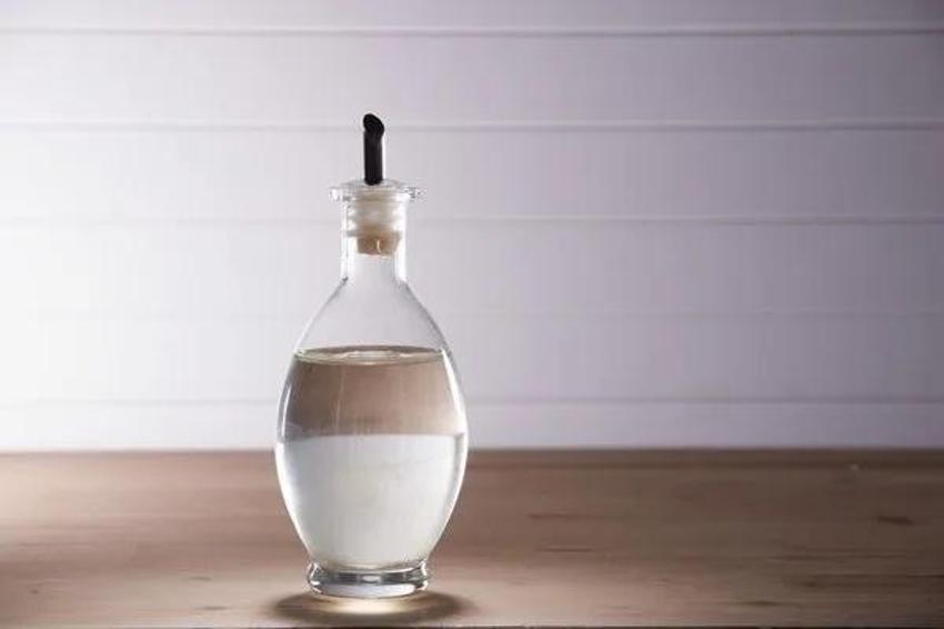 Tek seferde çamaşır suyu lekesini kıyafetten alan tüyo; En sevilen giysiler çöpe atılmıyor! Bir gün güneşte bekletin...