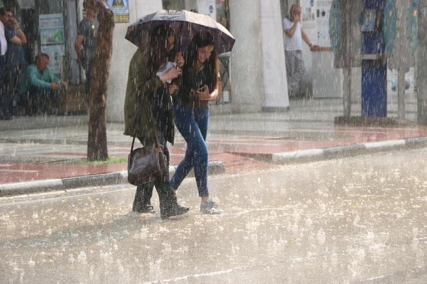 Hafta sonu hava durumu nasıl olacak? Meteoroloji'den gök gürültülü sağanak yağış uyarısı geldi