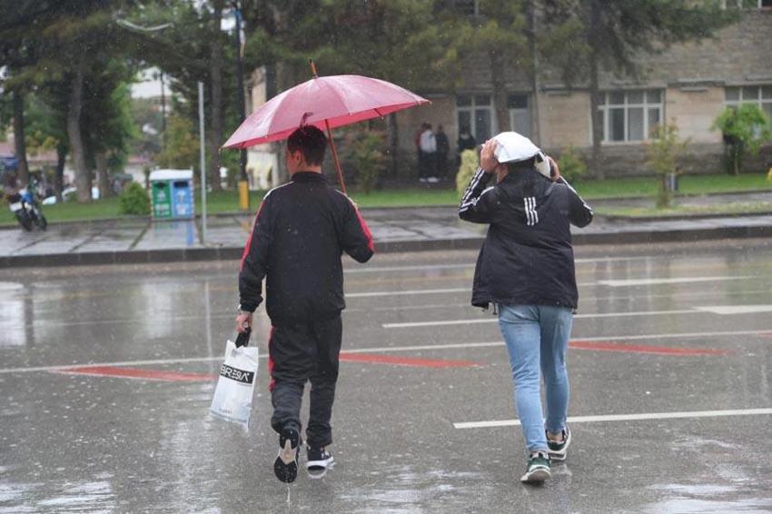 Hafta sonu hava durumu nasıl olacak? Meteoroloji'den gök gürültülü sağanak yağış uyarısı geldi